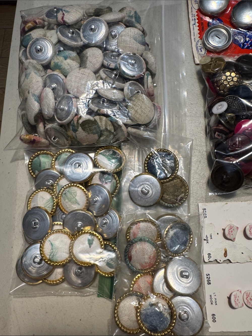 BIG Vintage Lot of Assorted Buttons Ladybugs
Cats Floral Brass - Picture 5 of 7